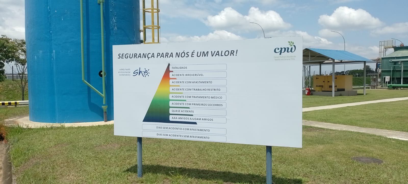 Painel Segurança para nós é um valor, com pirâmide de acidentes, no gramado de uma unidade da CPW