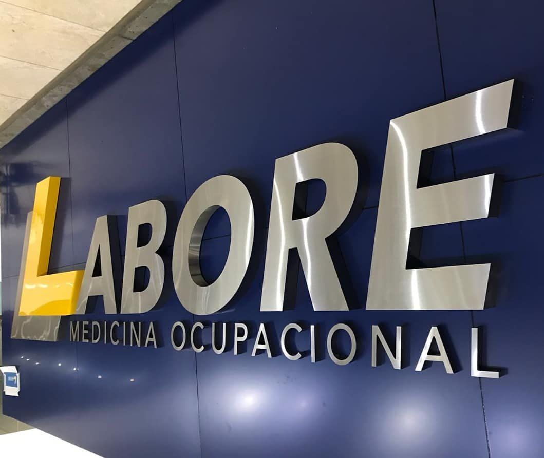 Letras caixa Labore em aço inox e amarelo sobre painel azul em ACM