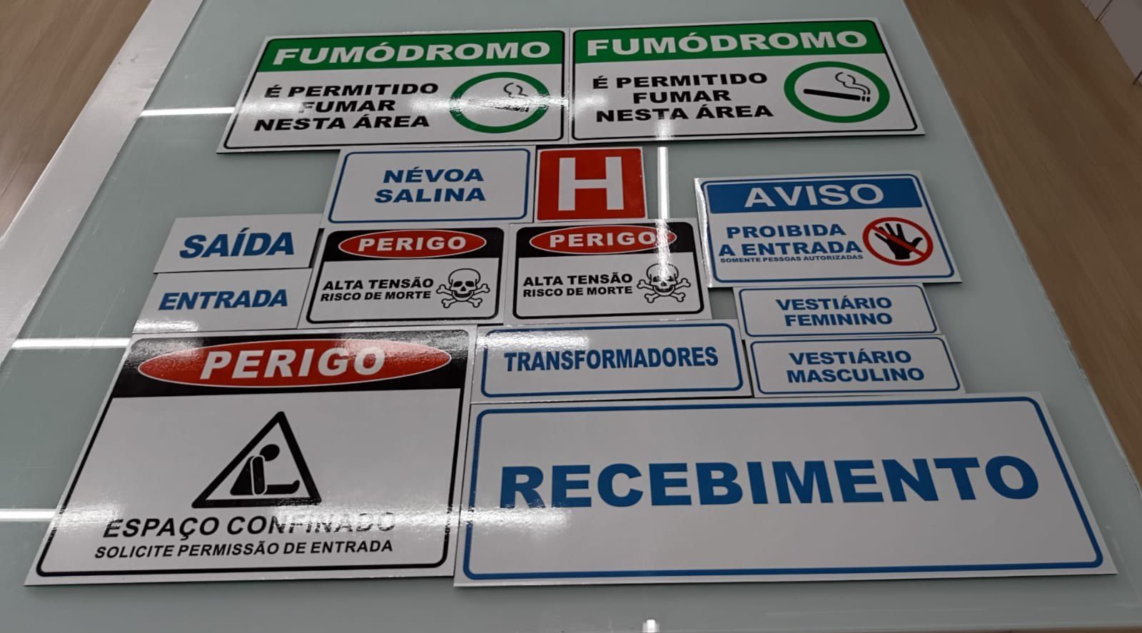 Conjunto de placas de segurança: fumódromo, perigo, saída, recebimento e espaço confinado